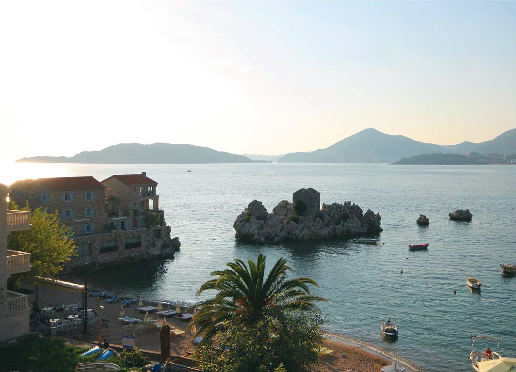 Modern family villa with 6 bedrooms on the first line to the sea.