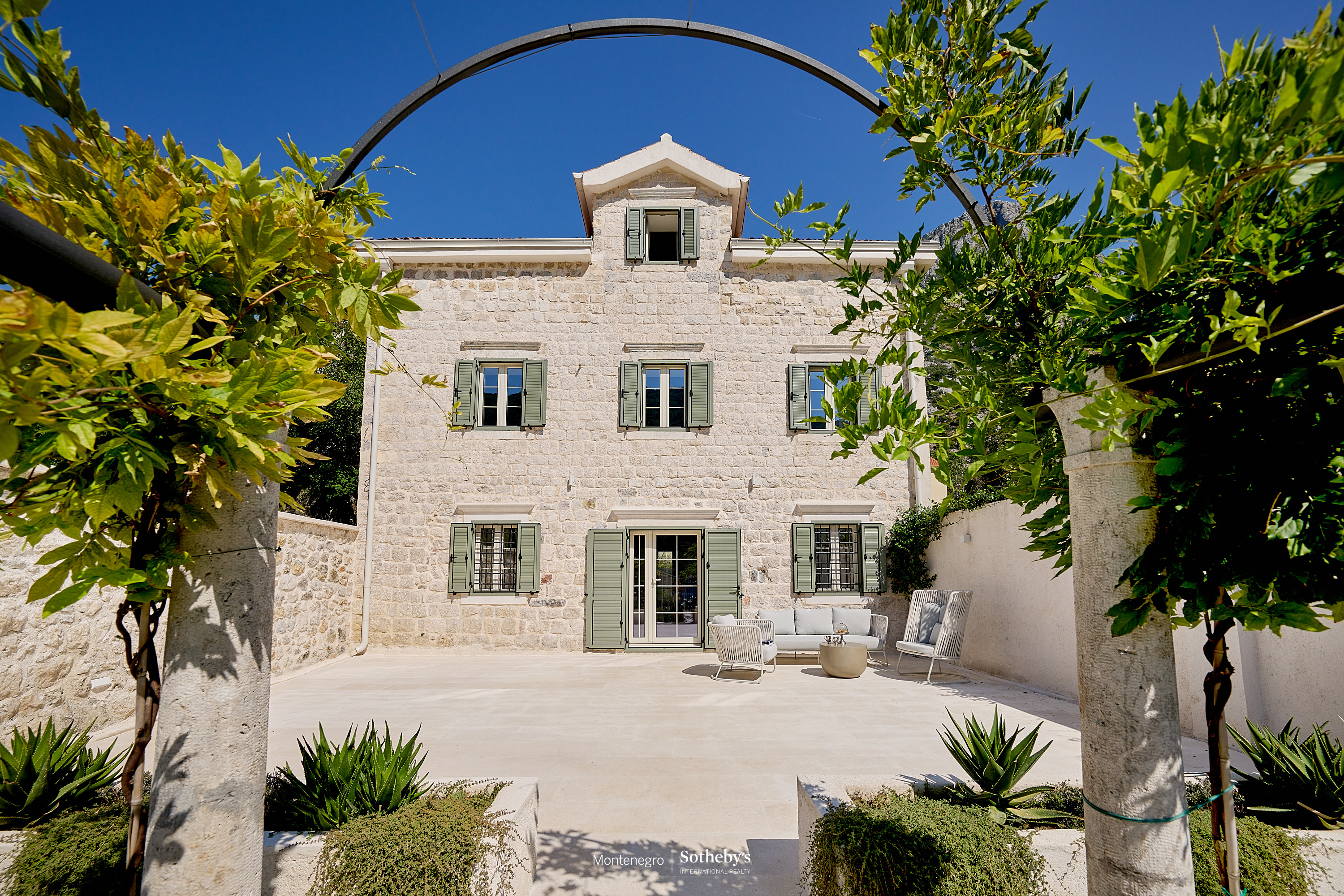 Family House Dobrota For Rent