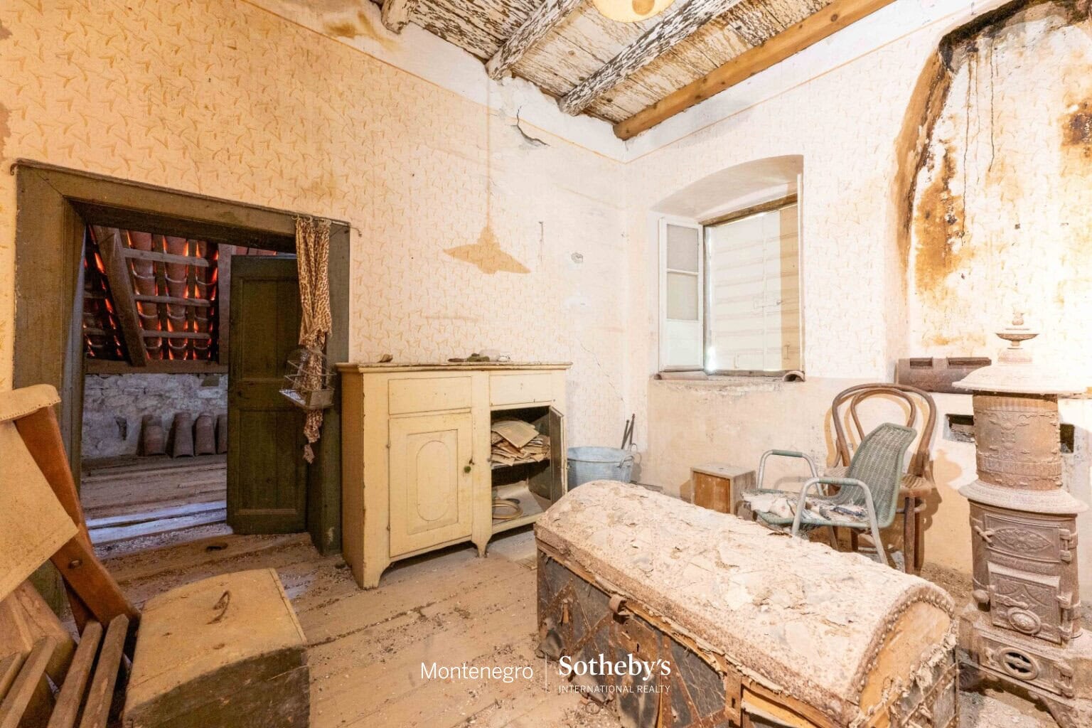 Waterfront stone palace for renovation, Prcanj