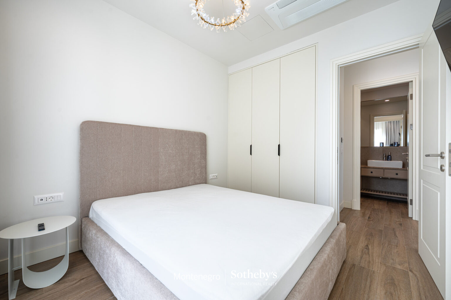 Elegant Two Bedroom Apartment with Terrace in Centrale, Lustica Bay