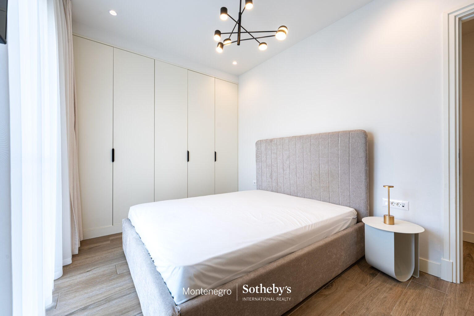 Elegant Two Bedroom Apartment with Terrace in Centrale, Lustica Bay