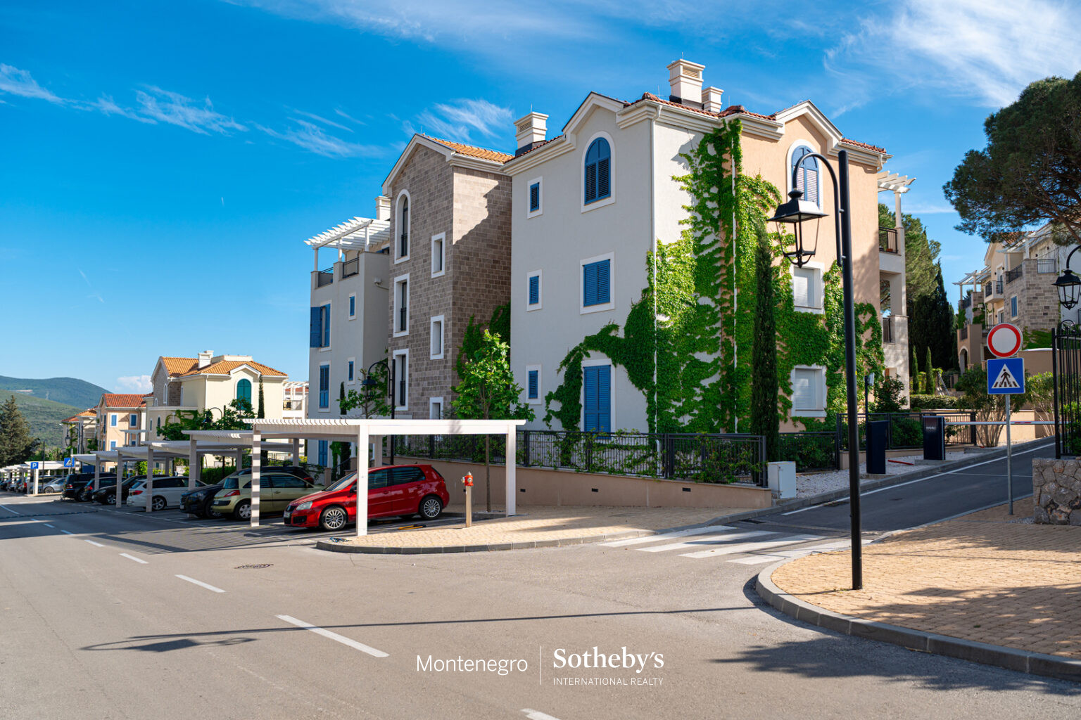 Elegant Two Bedroom Apartment with Terrace in Centrale, Lustica Bay