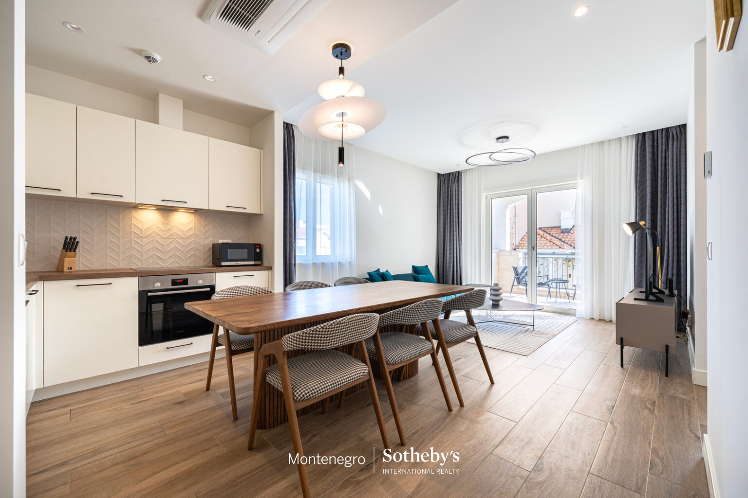 Elegant Two Bedroom Apartment with Terrace in Centrale, Lustica Bay