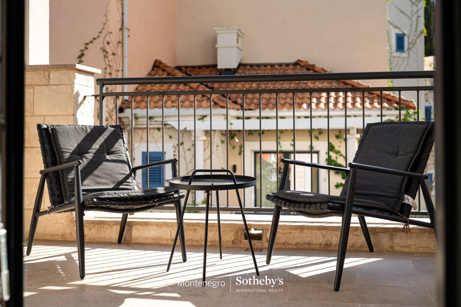Elegant Two Bedroom Apartment with Terrace in Centrale, Lustica Bay