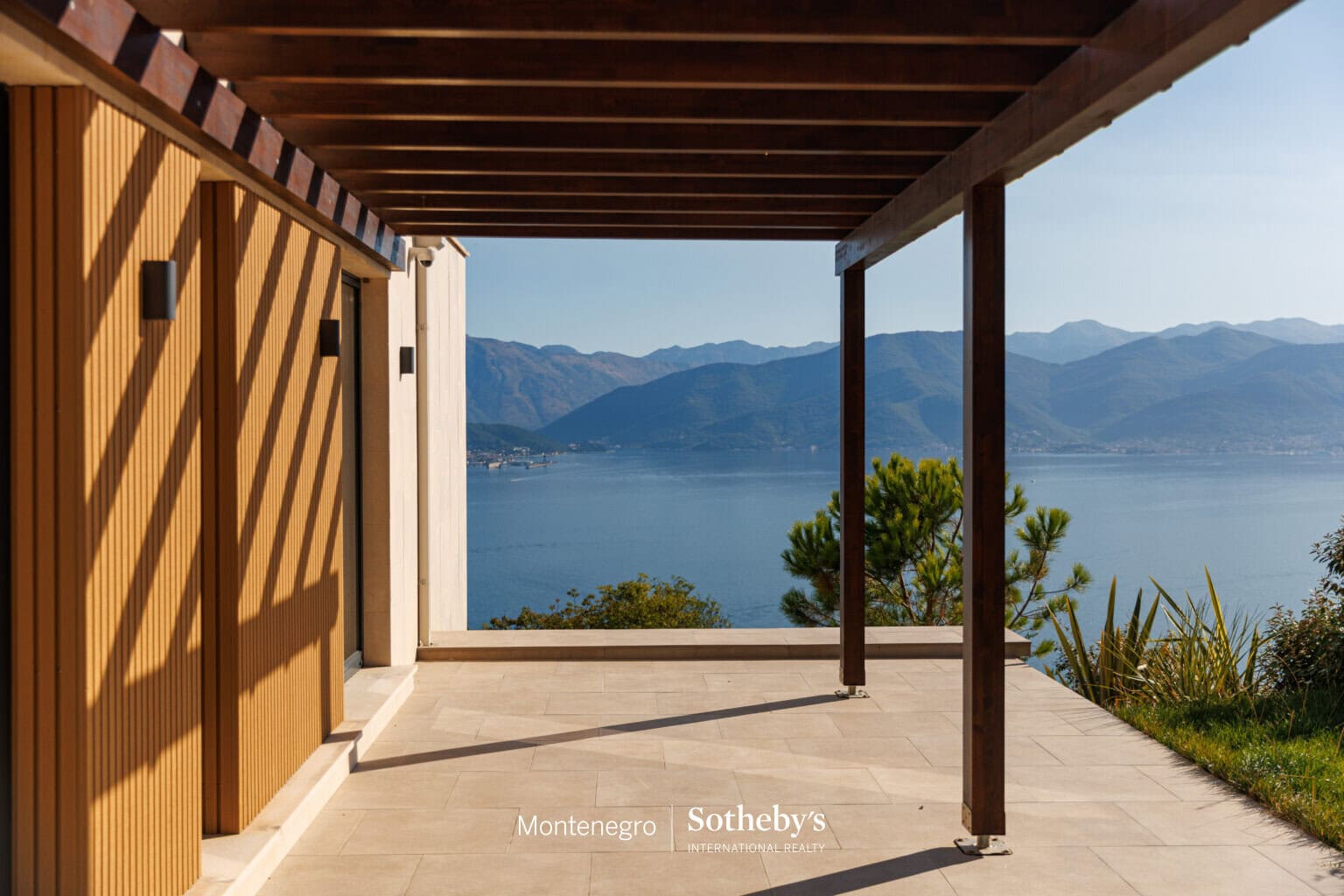 Two Contemporary Villas with Panoramic Sea View