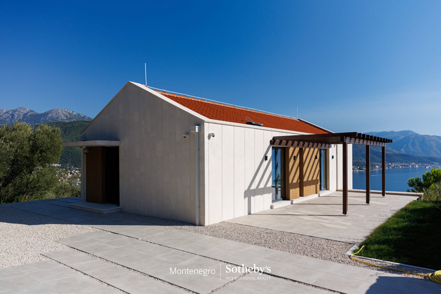 Two Contemporary Villas with Panoramic Sea View