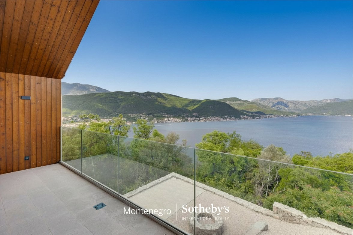 Two Contemporary Villas with Panoramic Sea View
