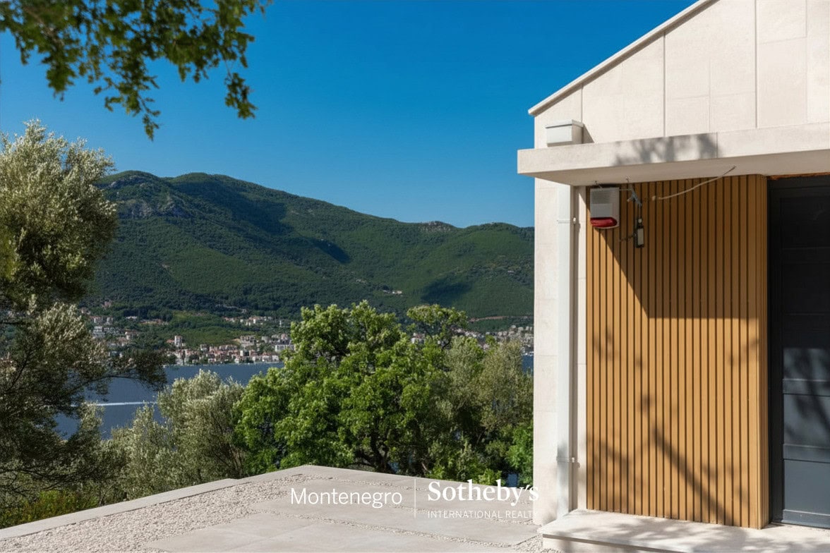 Two Contemporary Villas with Panoramic Sea View