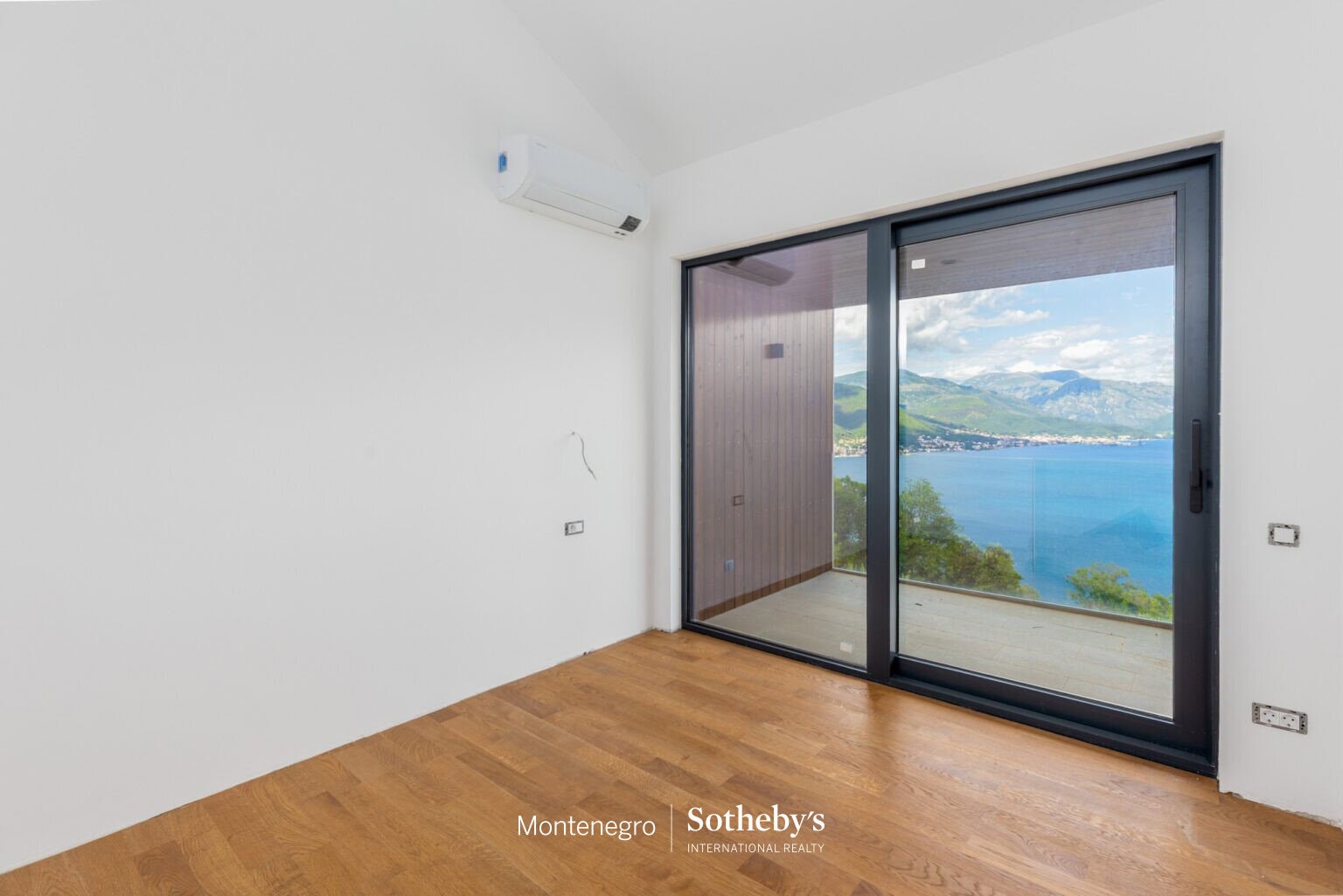 Two Contemporary Villas with Panoramic Sea View