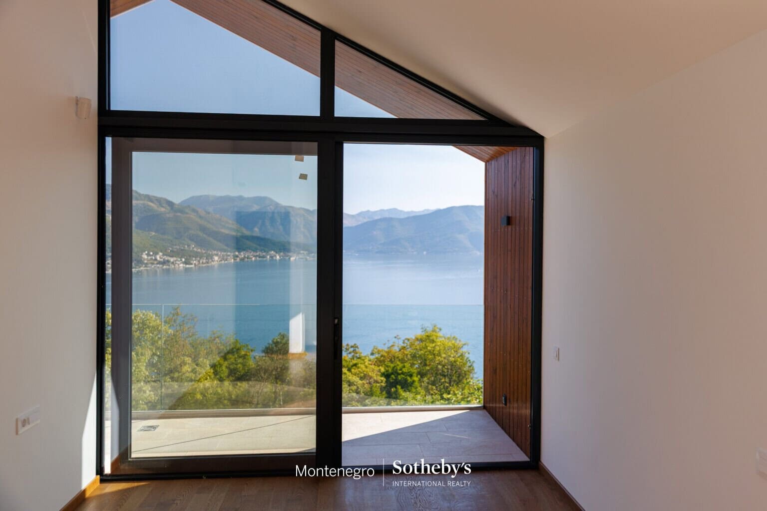 Two Contemporary Villas with Panoramic Sea View