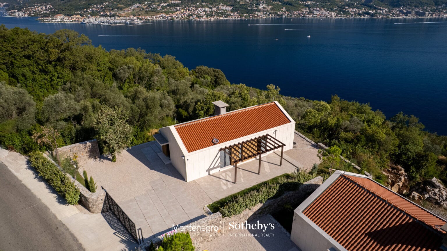 Two Contemporary Villas with Panoramic Sea View