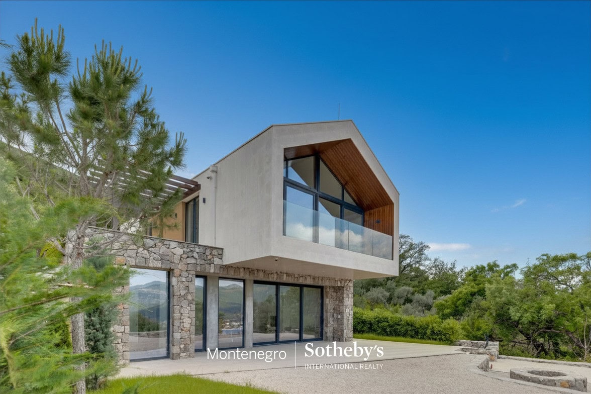 Two Contemporary Villas with Panoramic Sea View