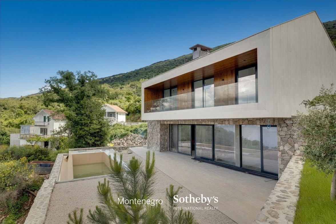 Two Contemporary Villas with Panoramic Sea View