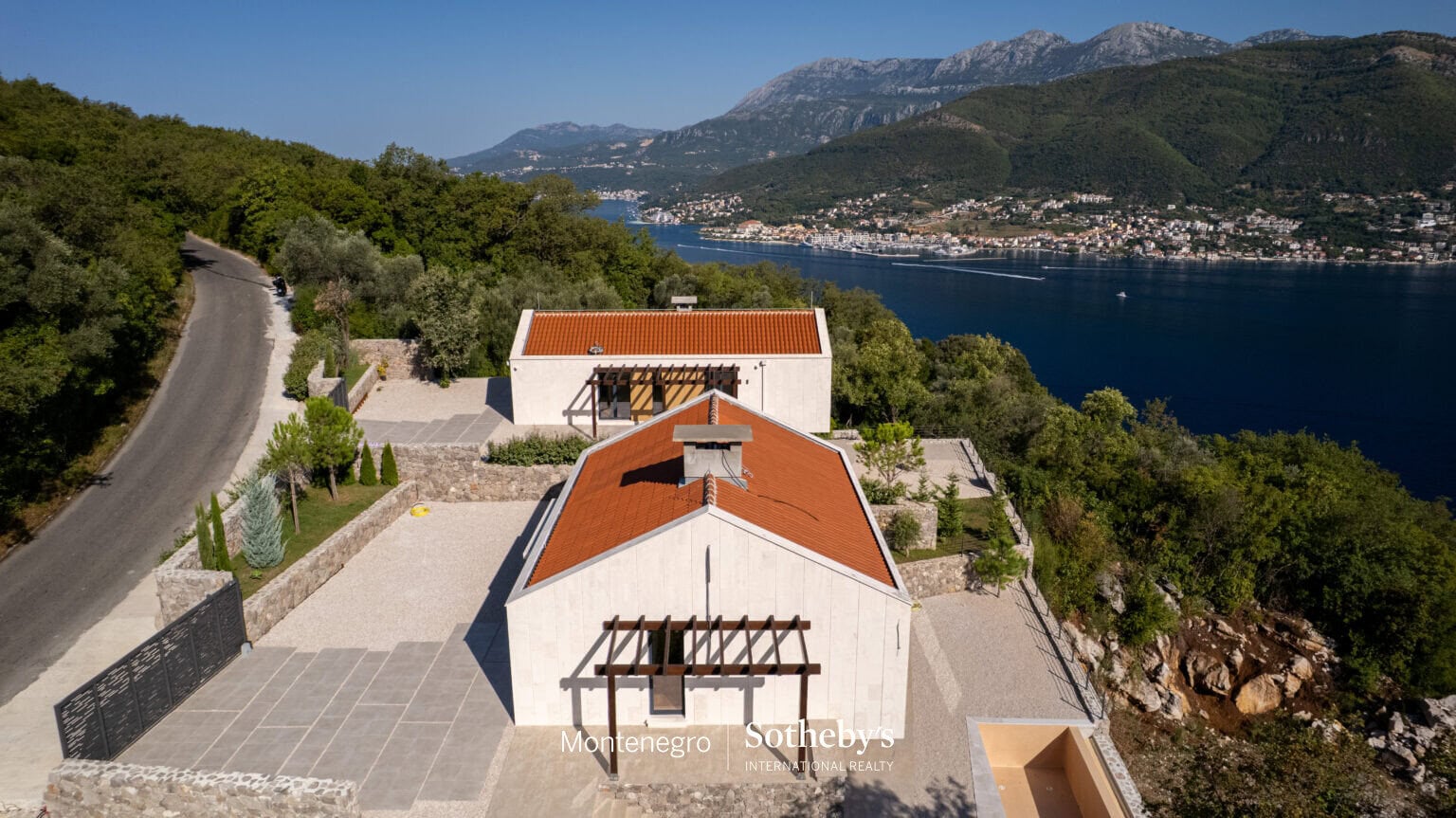 Two Contemporary Villas with Panoramic Sea View
