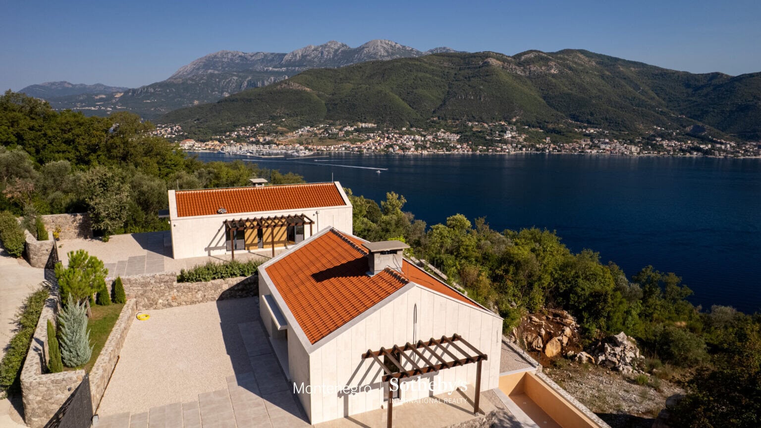 Two Contemporary Villas with Panoramic Sea View