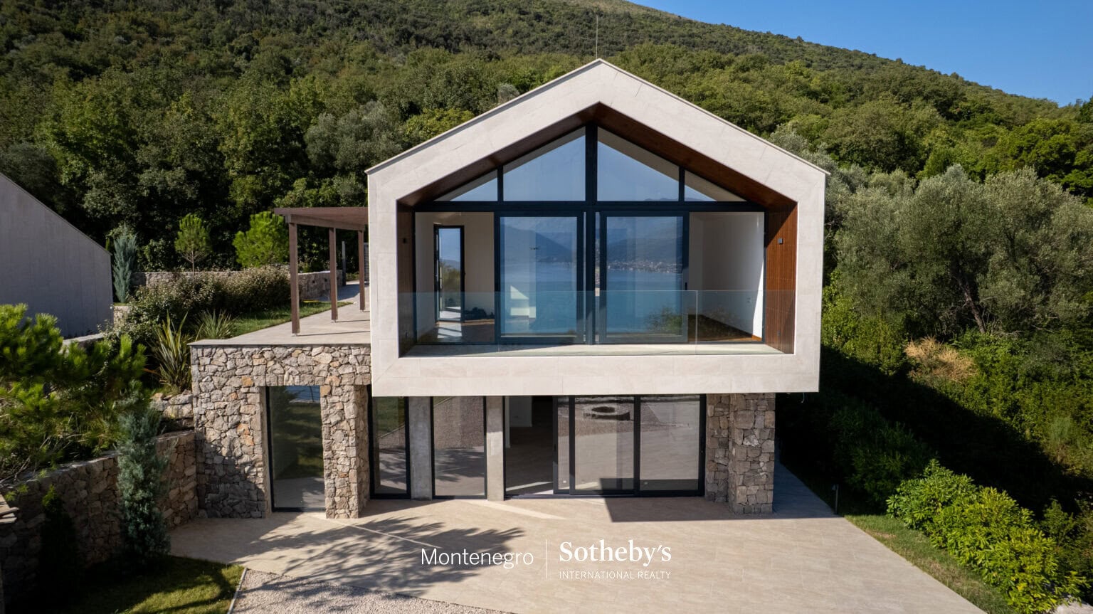 Two Contemporary Villas with Panoramic Sea View