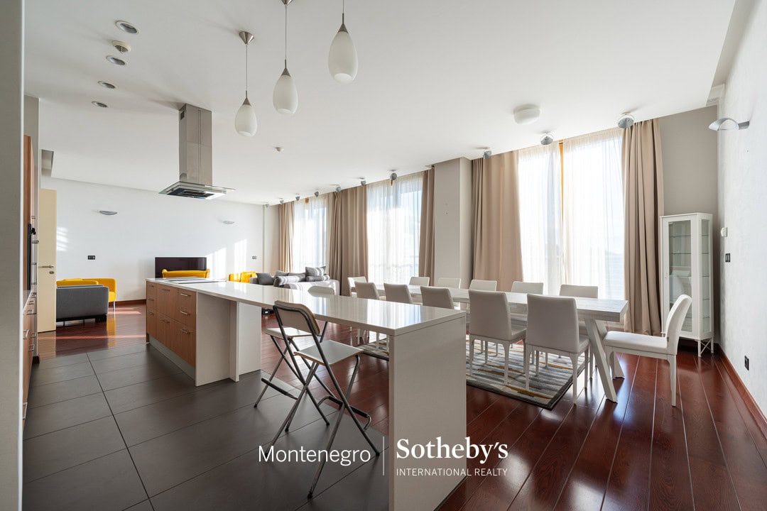 Capital Plaza Three-bedroom Apartment for Rent