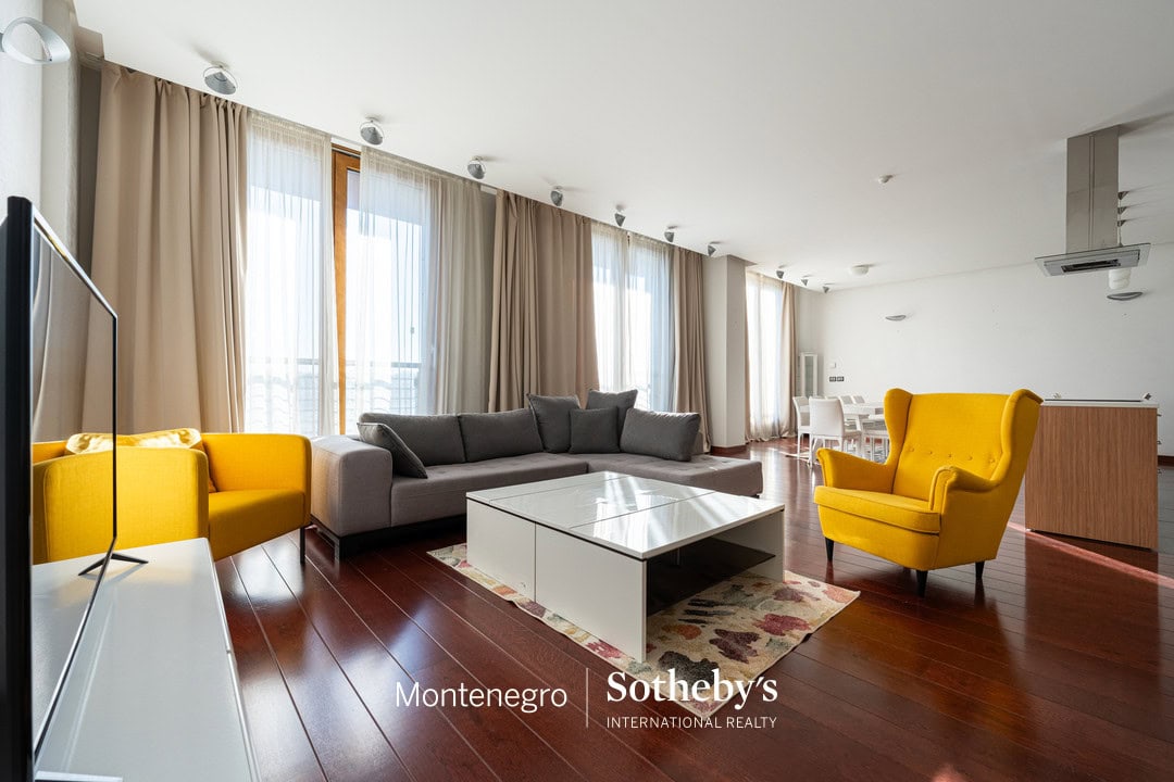 Capital Plaza Three-bedroom Apartment for Rent