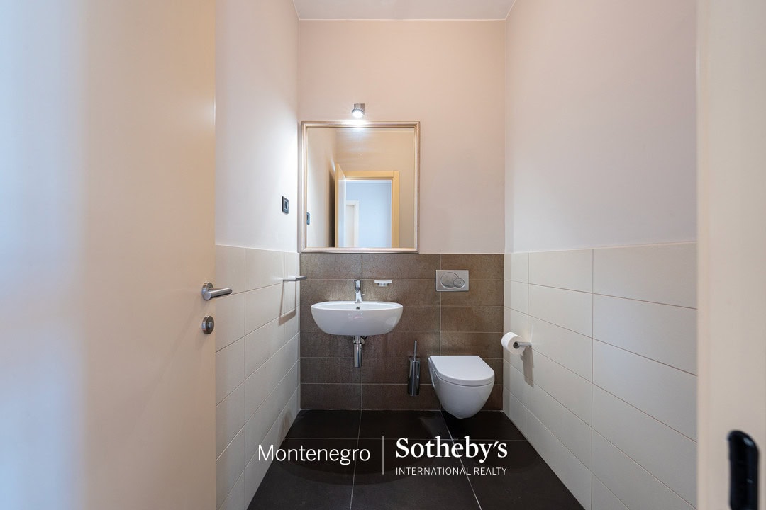 Capital Plaza Three-bedroom Apartment for Rent