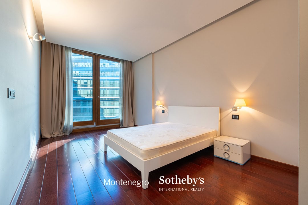 Capital Plaza Three-bedroom Apartment for Rent