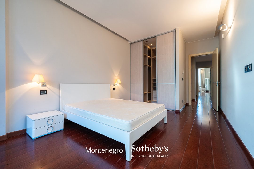 Capital Plaza Three-bedroom Apartment for Rent