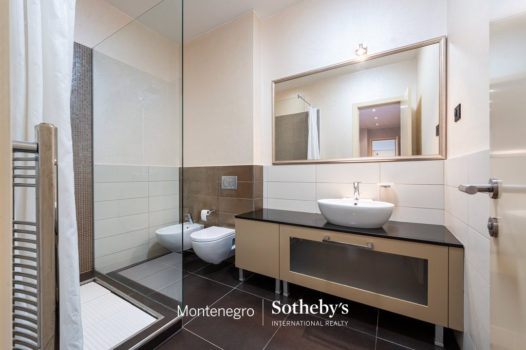 Capital Plaza Three-bedroom Apartment for Rent