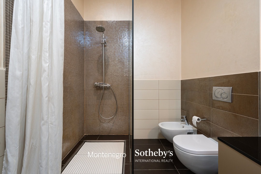 Capital Plaza Three-bedroom Apartment for Rent