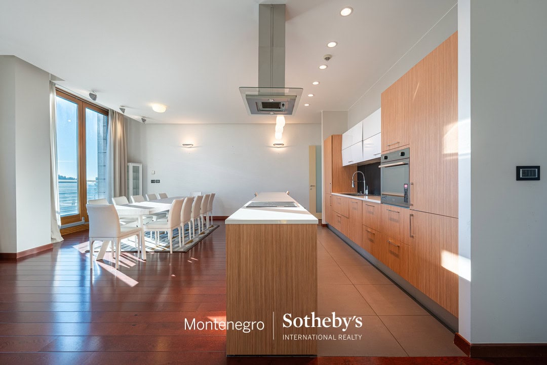 Capital Plaza Three-bedroom Apartment for Rent