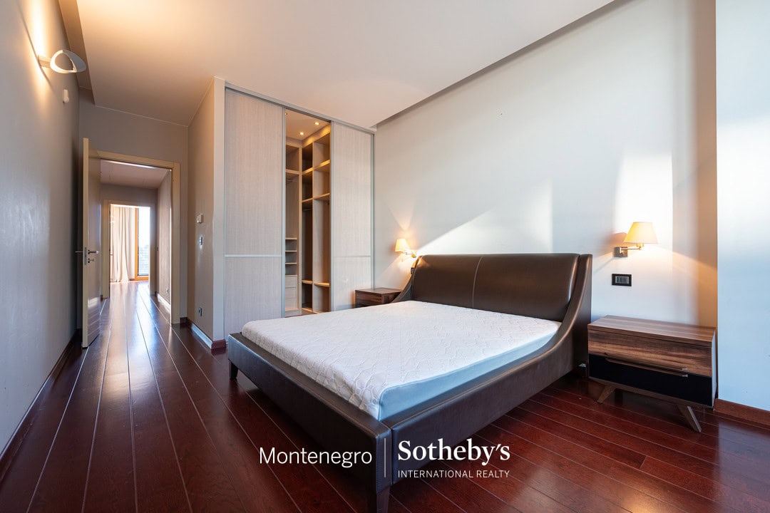 Capital Plaza Three-bedroom Apartment for Rent