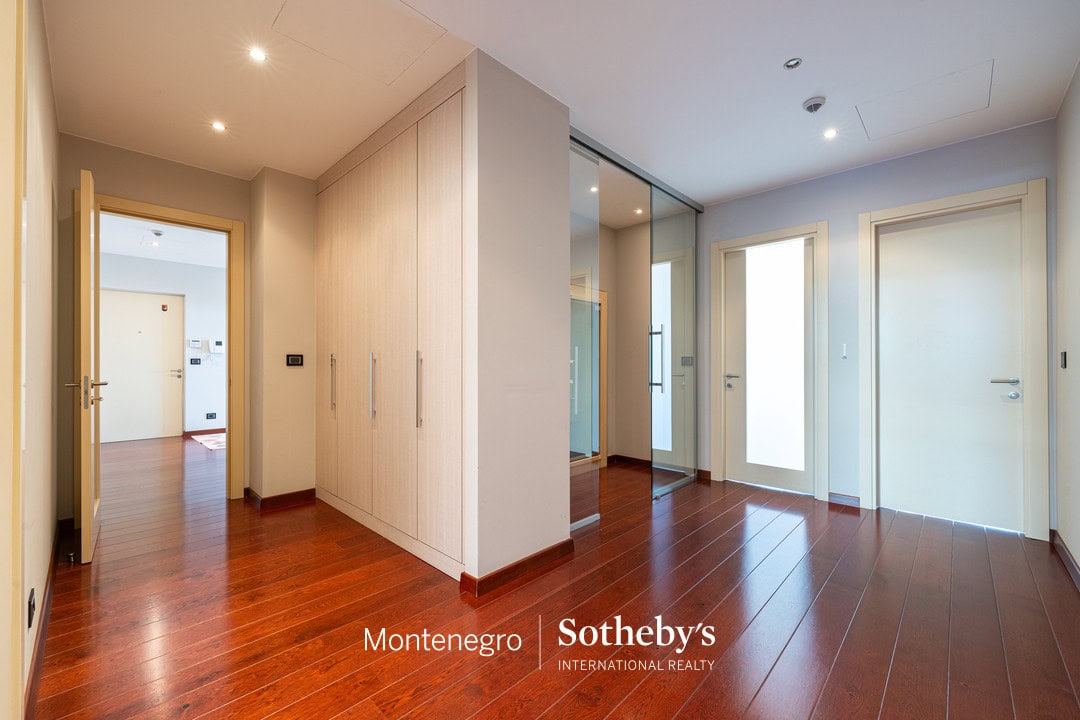 Capital Plaza Three-bedroom Apartment for Rent