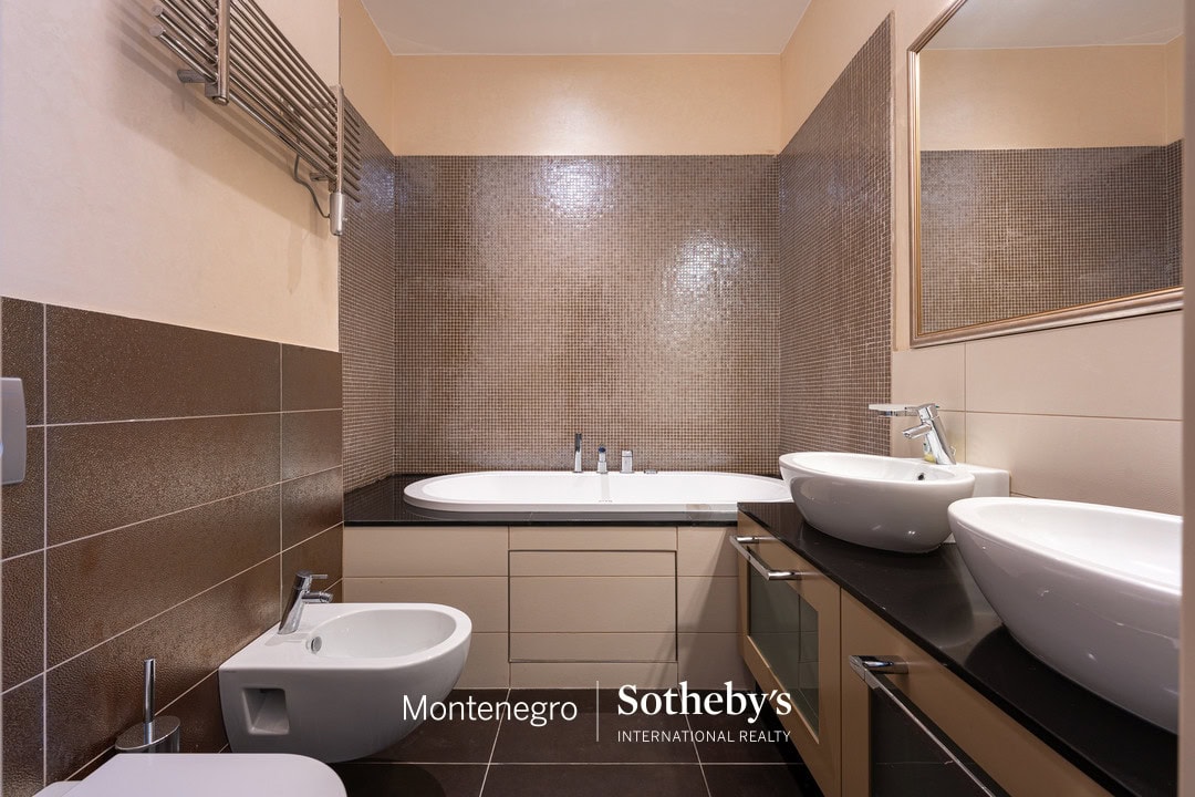 Capital Plaza Three-bedroom Apartment for Rent