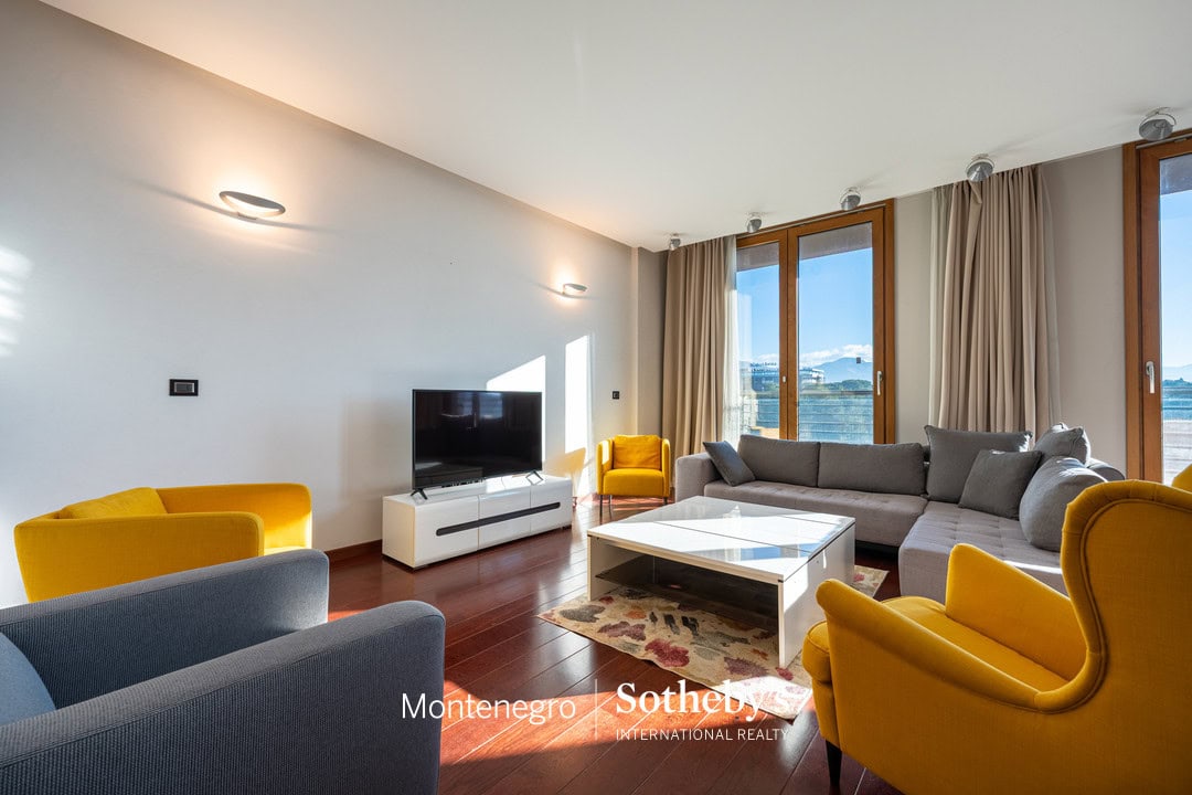 Capital Plaza Three-bedroom Apartment for Rent