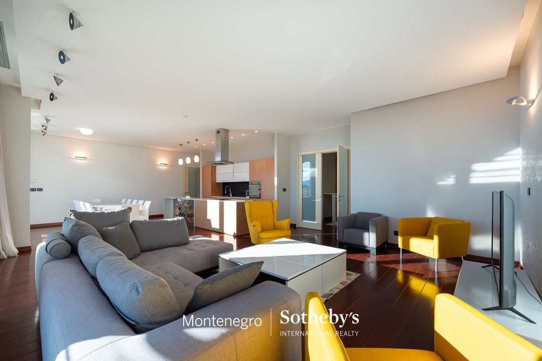 Capital Plaza Three-bedroom Apartment for Rent