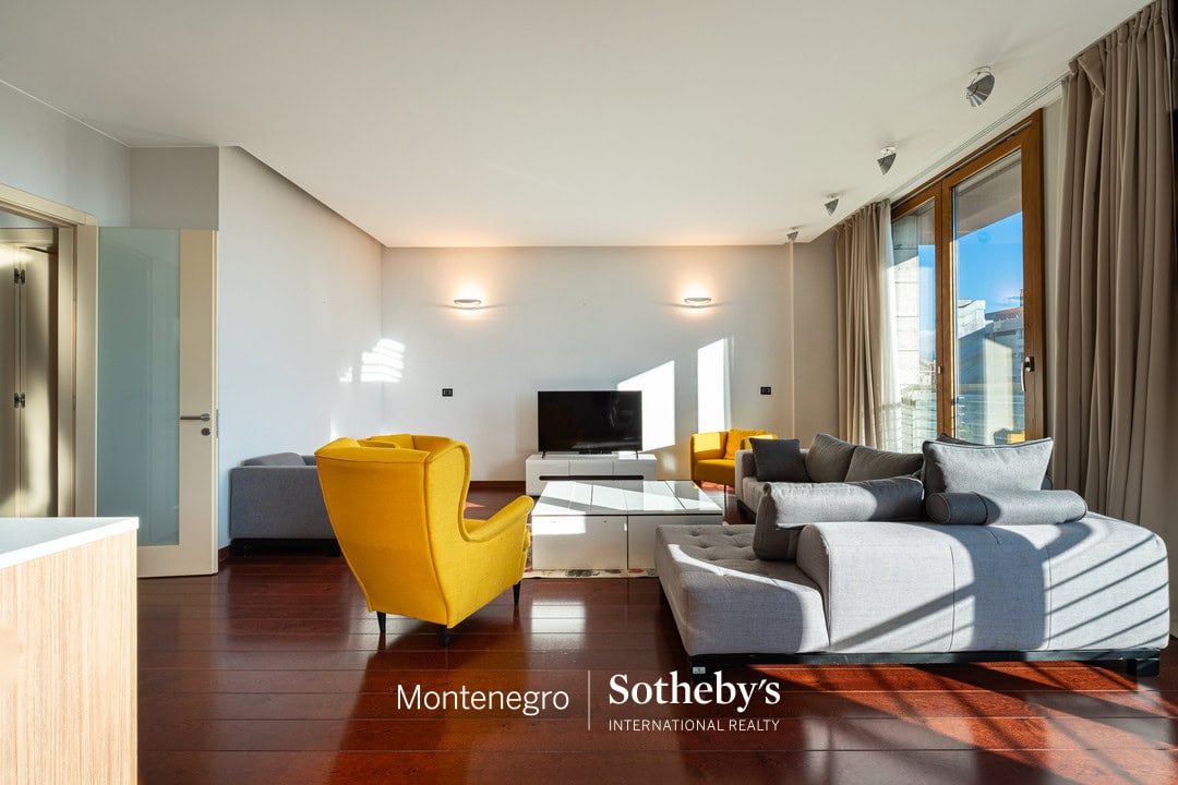 Capital Plaza Three-bedroom Apartment for Rent