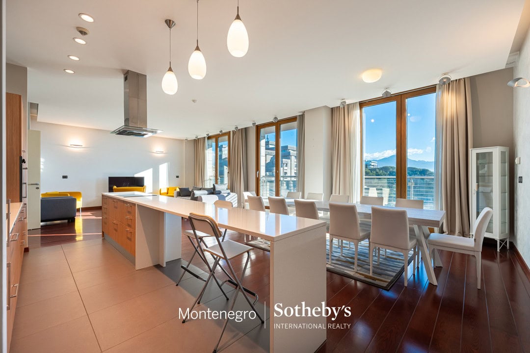 Capital Plaza Three-bedroom Apartment for Rent
