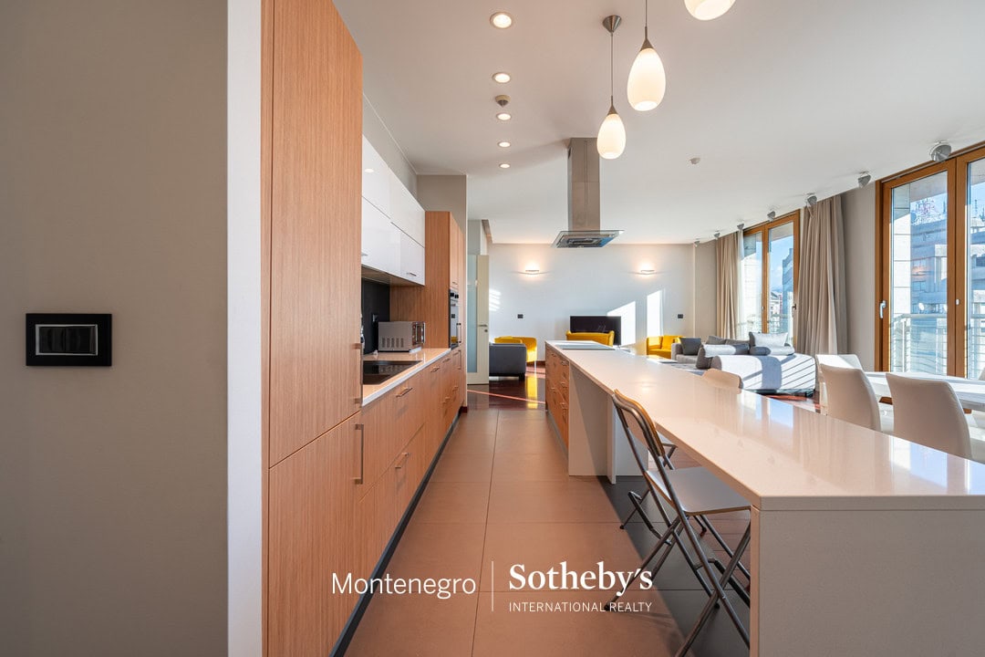 Capital Plaza Three-bedroom Apartment for Rent