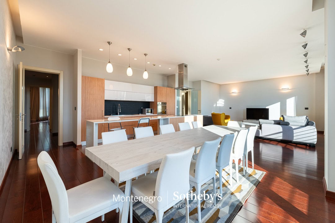 Capital Plaza Three-bedroom Apartment for Rent