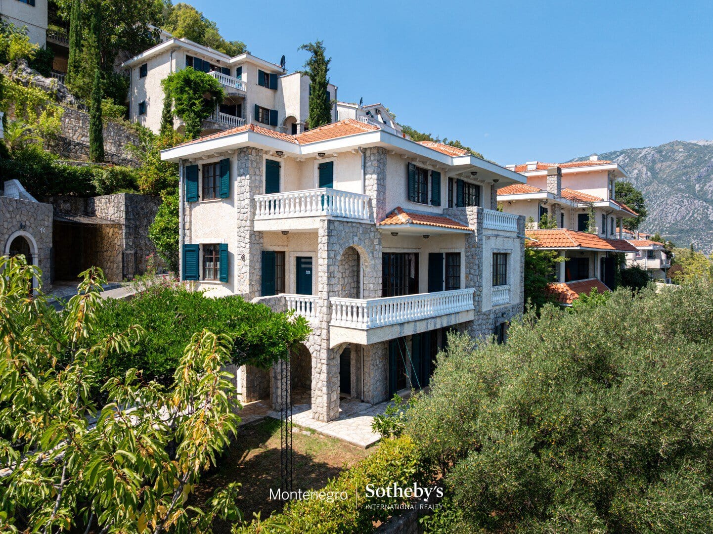 Villa Kostanjica in einem geschlossenen Resort am Wasser
