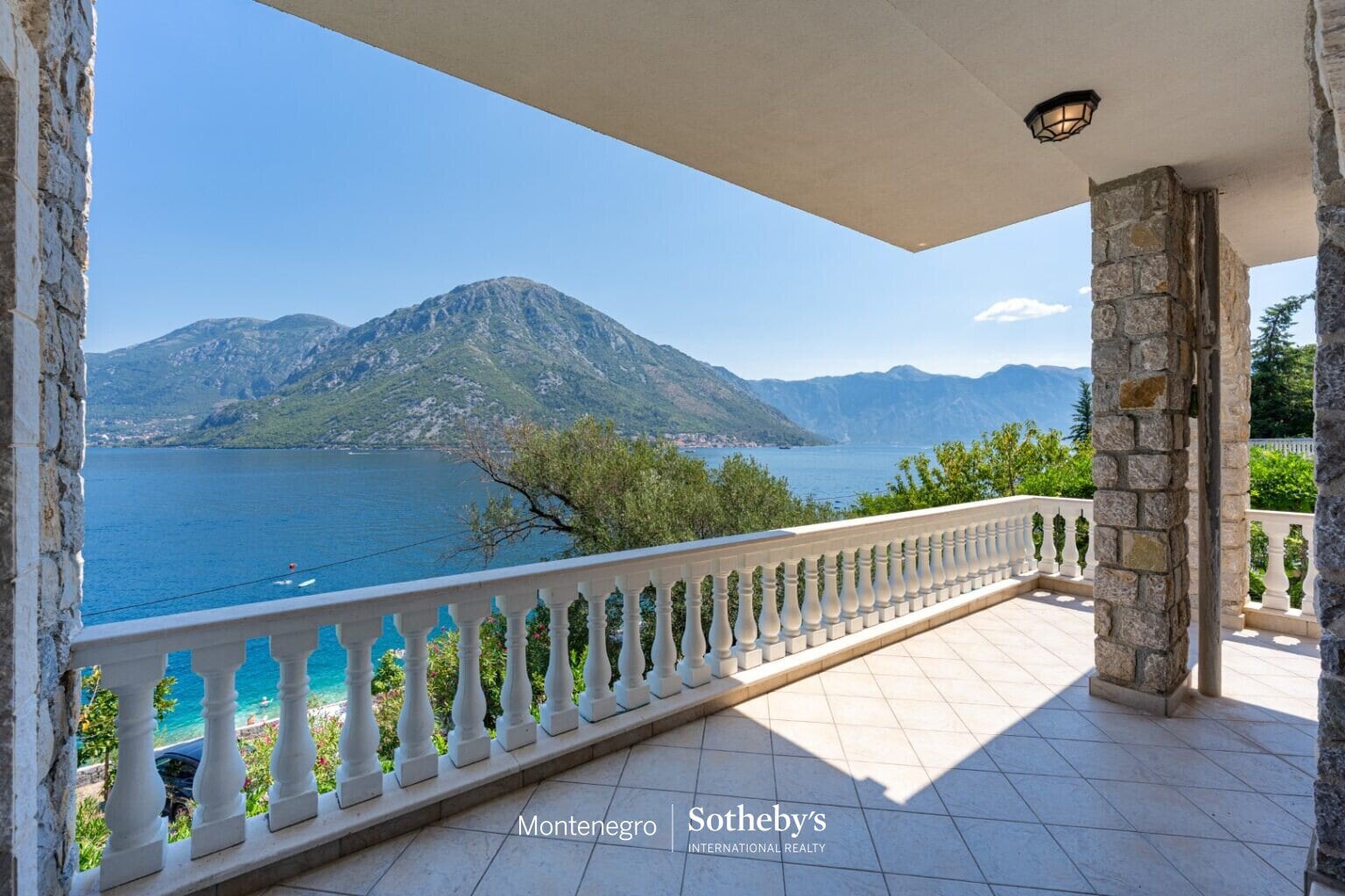 Villa Kostanjica in einem geschlossenen Resort am Wasser