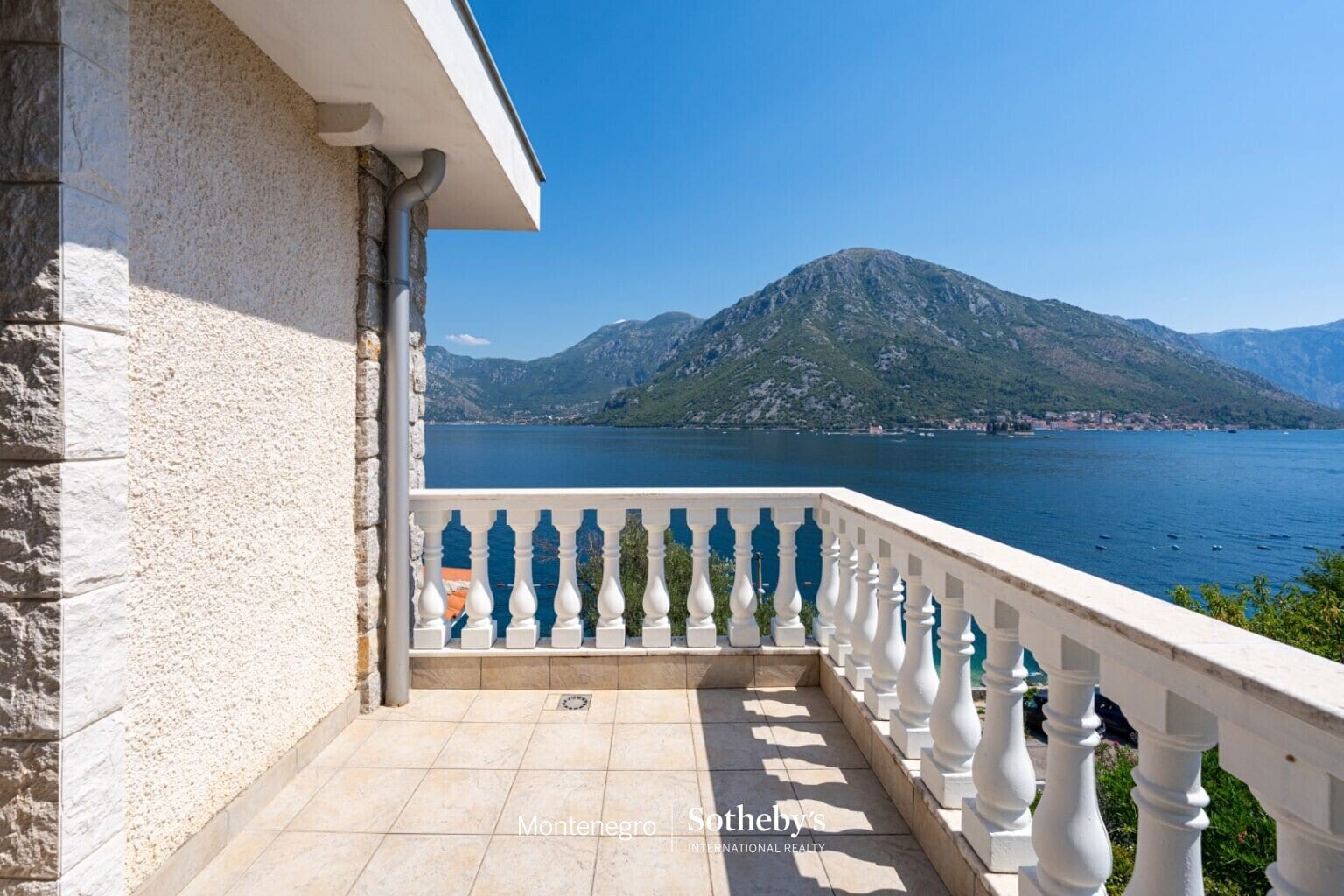 Villa Kostanjica in einem geschlossenen Resort am Wasser