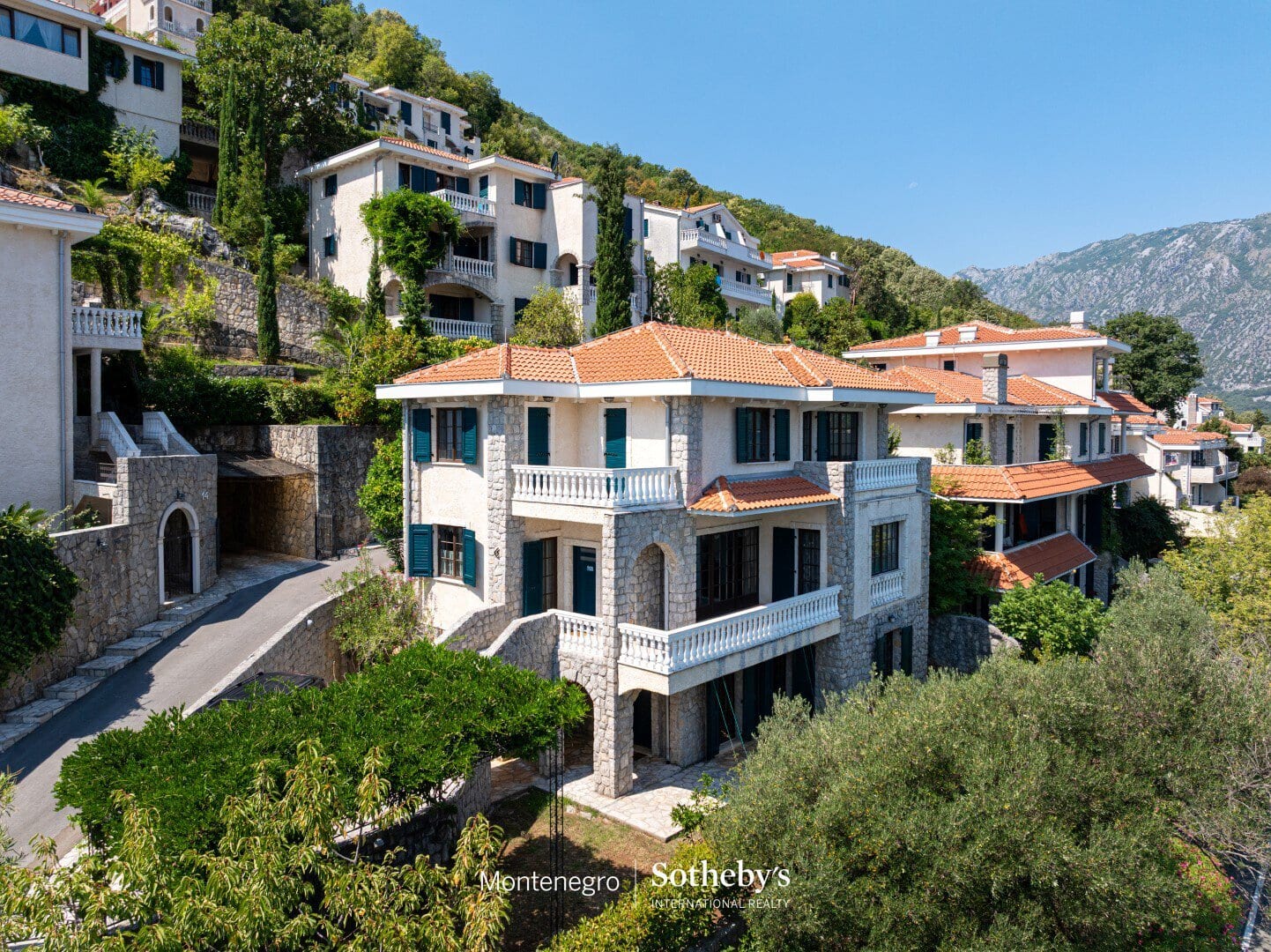 Villa Kostanjica in einem geschlossenen Resort am Wasser