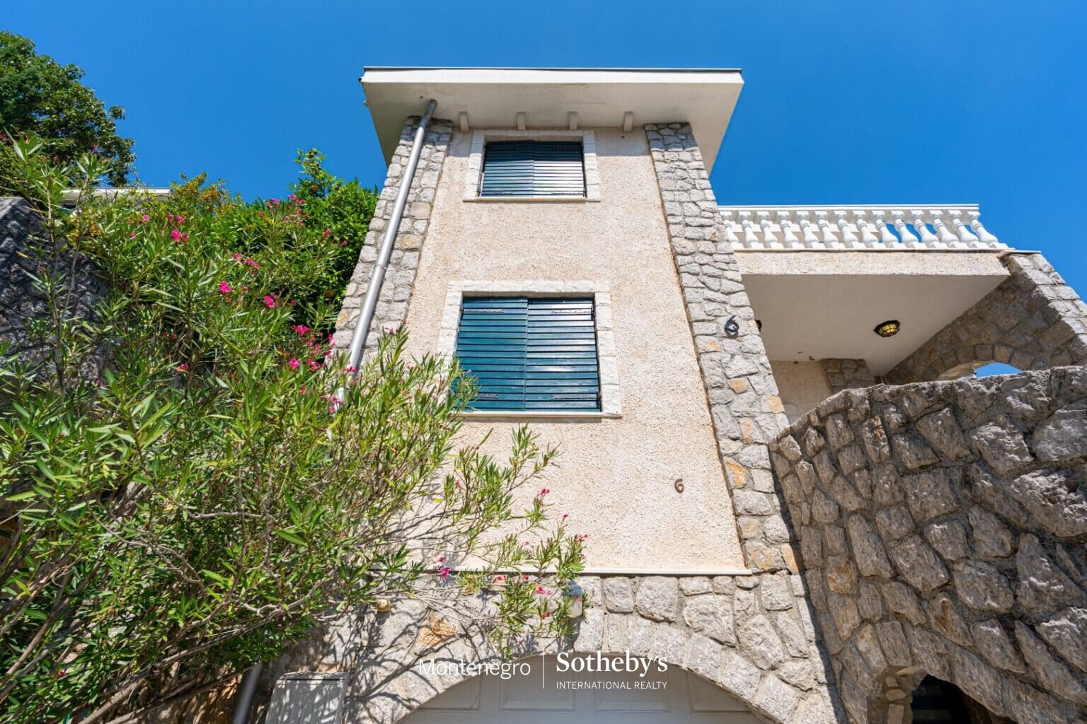 Villa Kostanjica in einem geschlossenen Resort am Wasser