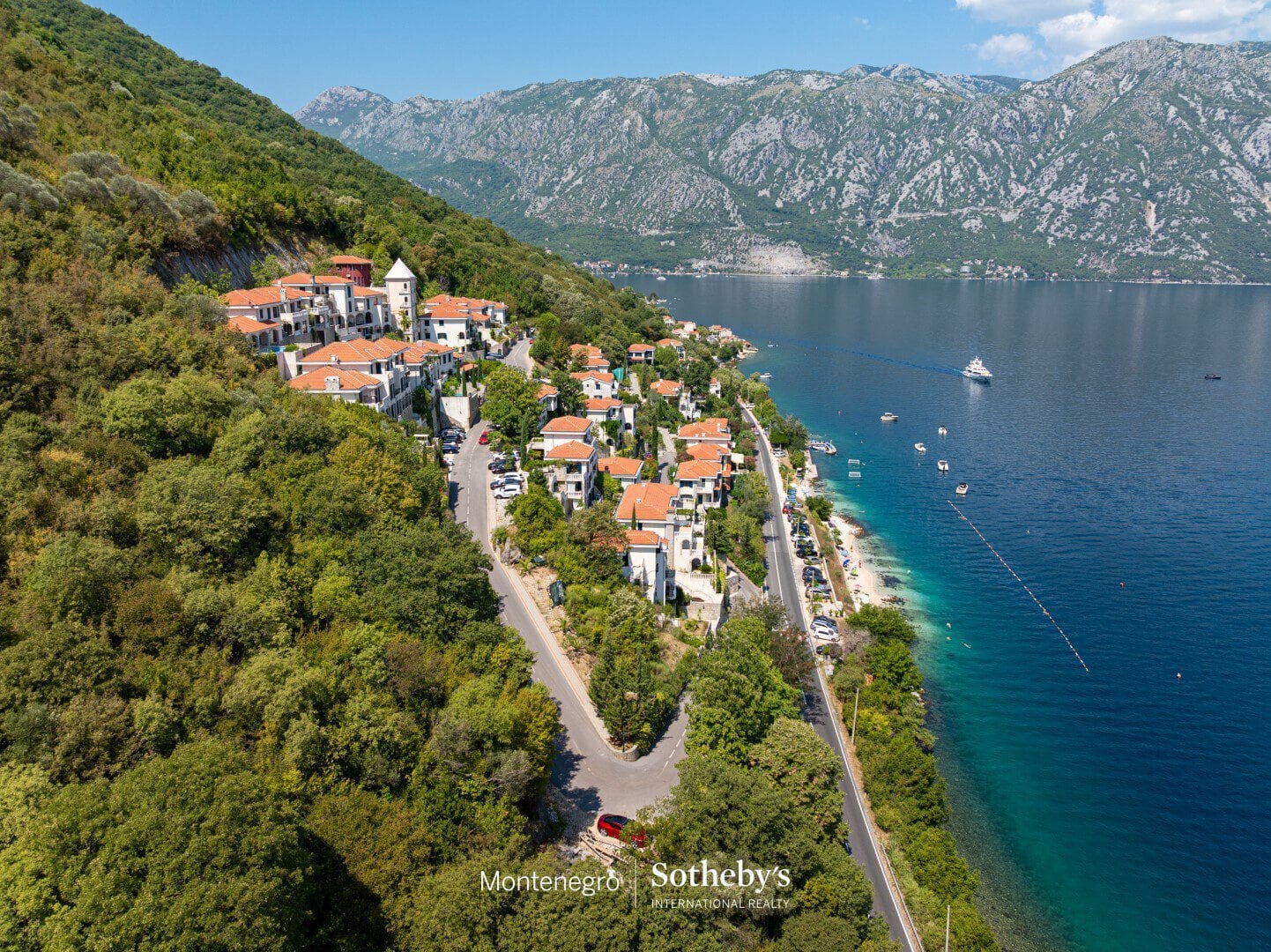 Villa Kostanjica in einem geschlossenen Resort am Wasser