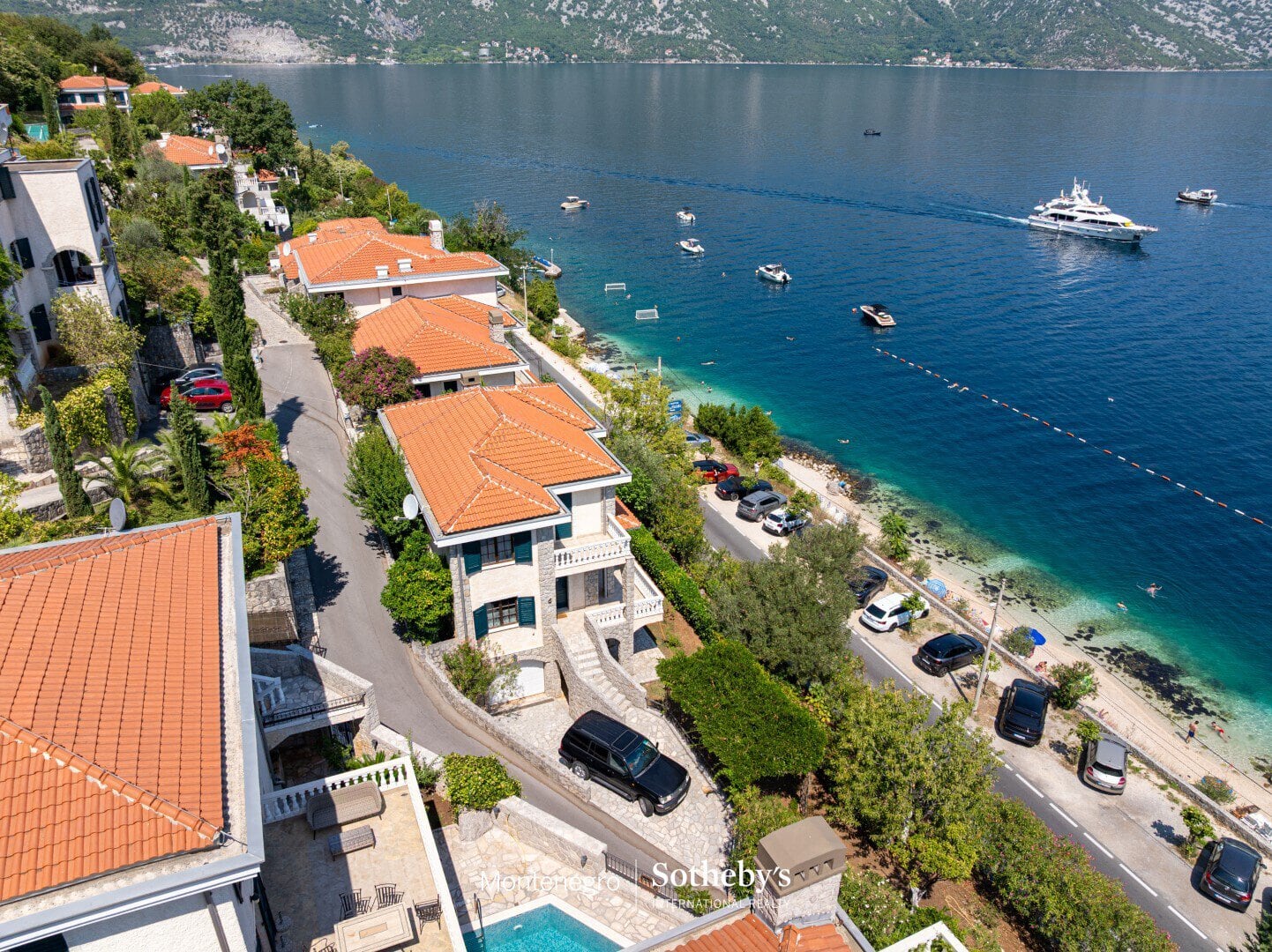 Villa Kostanjica in einem geschlossenen Resort am Wasser