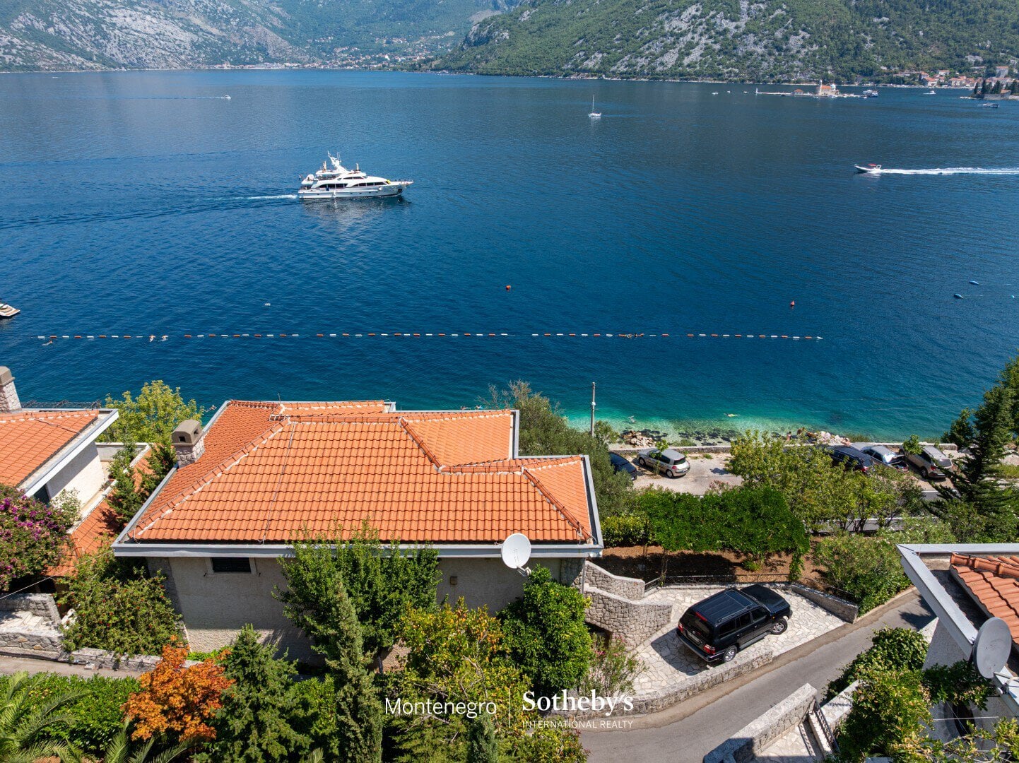 Villa Kostanjica in einem geschlossenen Resort am Wasser