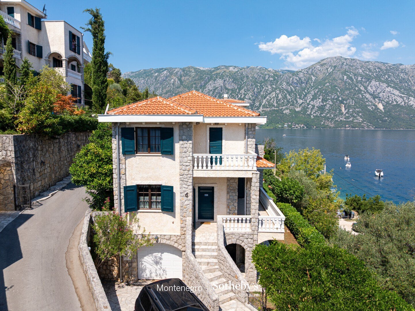 Villa Kostanjica in einem geschlossenen Resort am Wasser