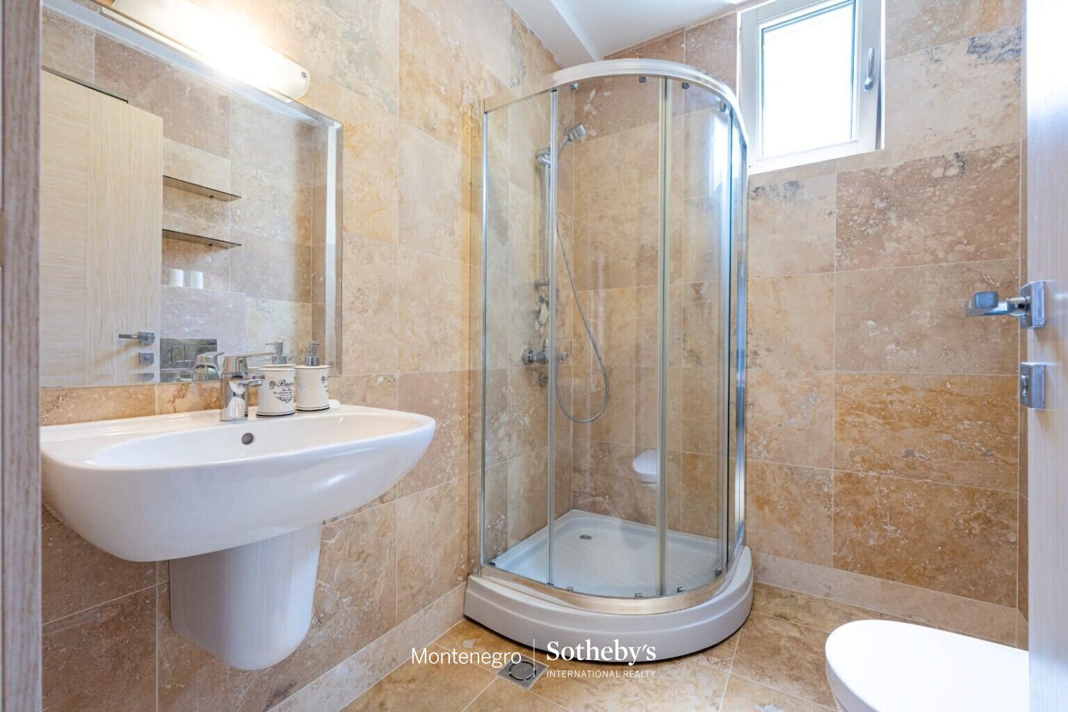 Kostanjica Three Bedroom Apartment