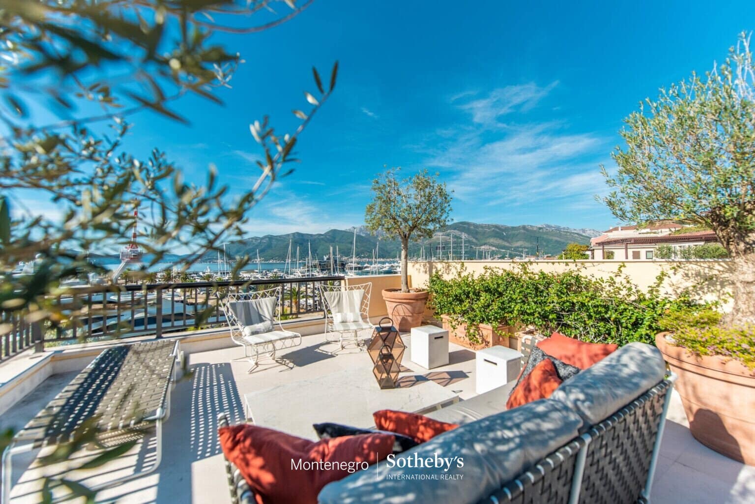 Designer Three Bedroom Waterfront Apartment Teuta