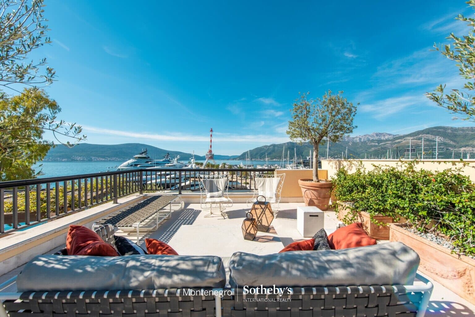 Designer Three Bedroom Waterfront Apartment Teuta