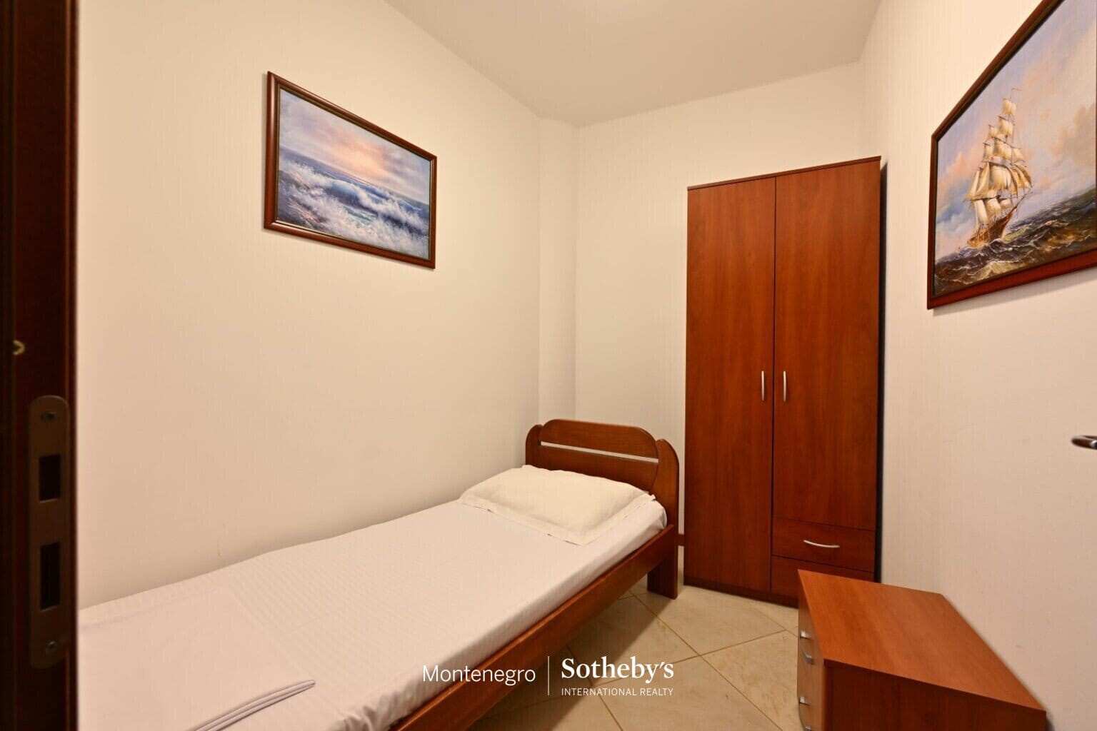 Three-bedroom apartment on the first line to the sea, Rafailovići
